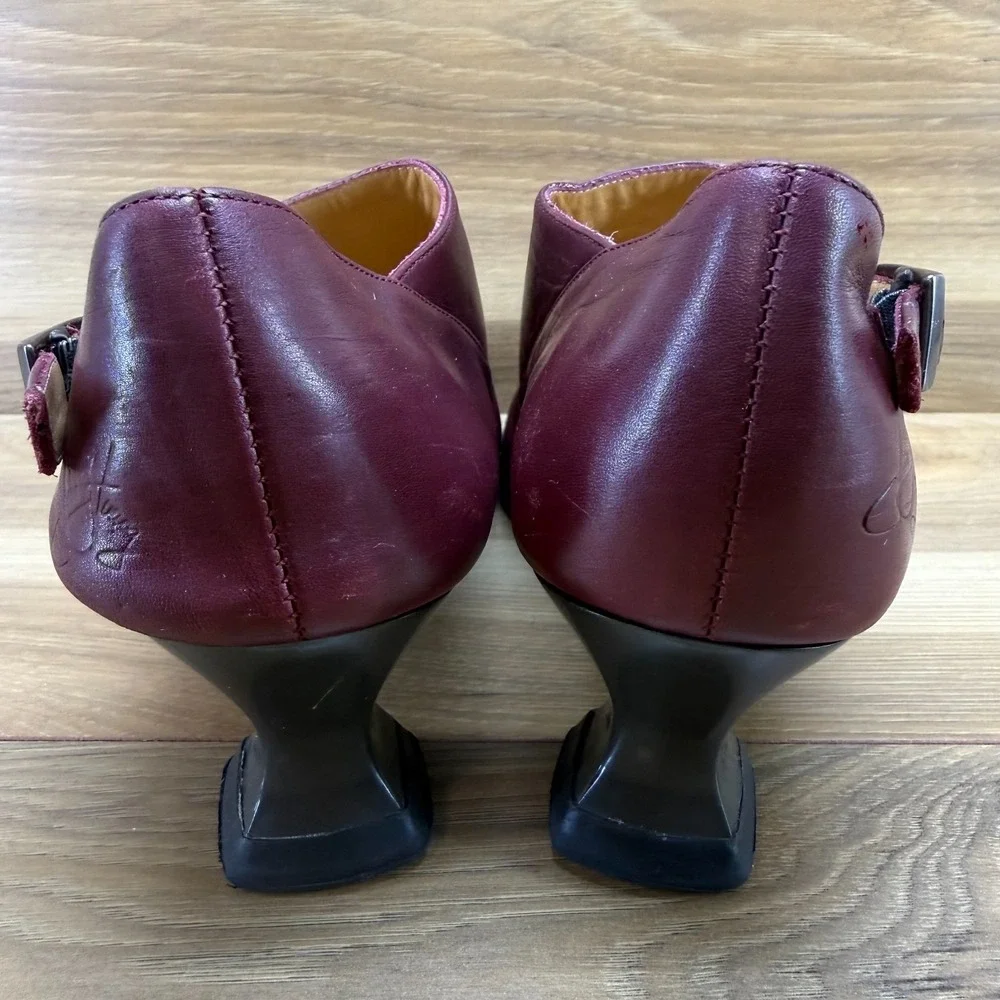 JOHN FLUEVOG Gracias Pump 8.5 Burgundy Deep Red Leather Buckle Mid Heel Wearever